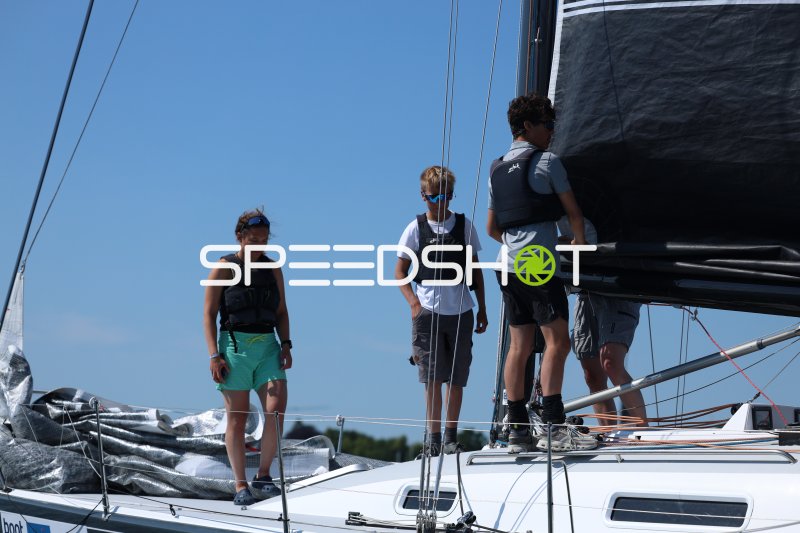 Crew bereitet Segelboot am Hafen Eckernförde vor
