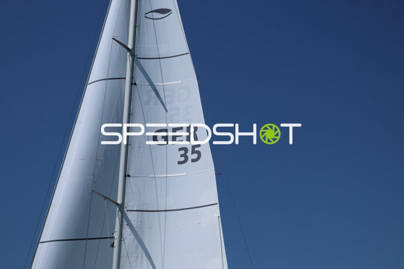 Segelboot GER 35 mit weißem Großsegel vor blauem Himmel