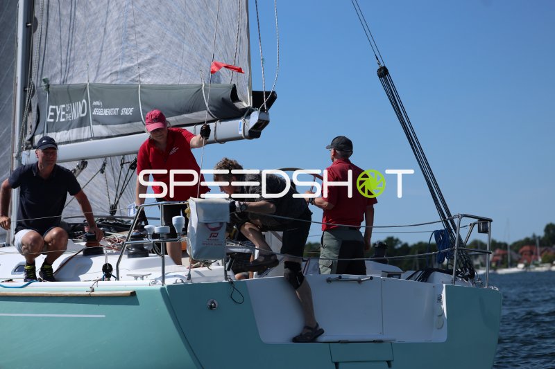 Crew der Eye of the Wind bei Segelmanöver im Hafen Eckernförde