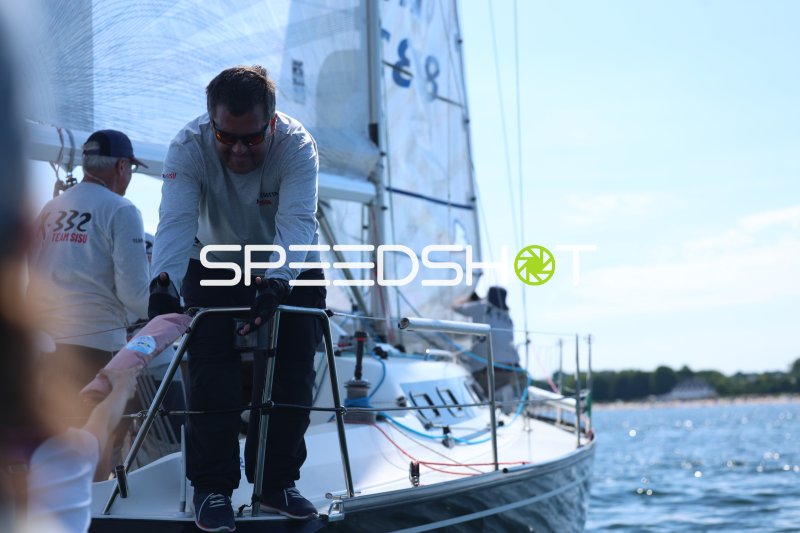 Team Sisu Crew bei Vorbereitungen am Segelboot in Eckernförde