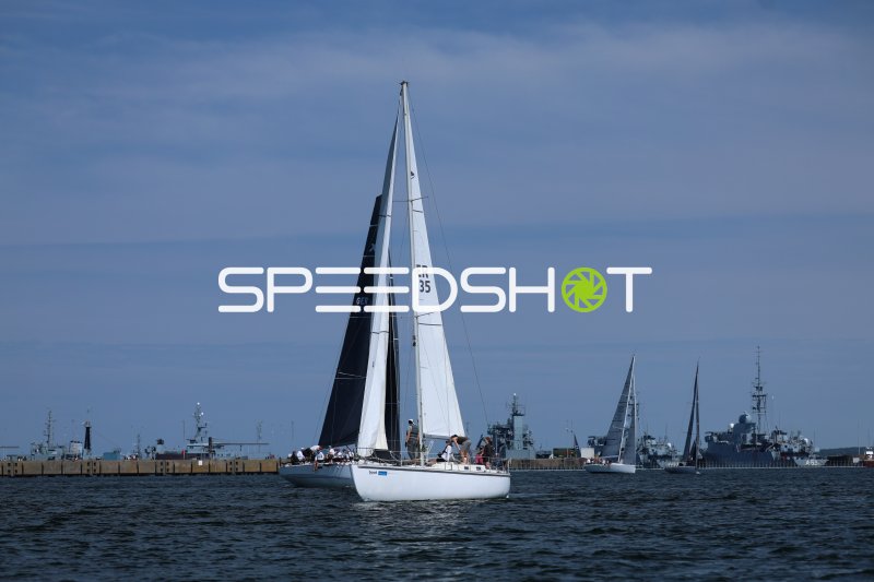 Segelboot GER 35 auf dem Wasser im Hafen Eckernförde