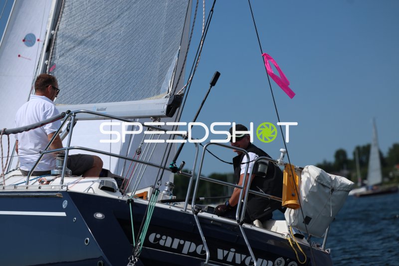 Segelboot 'carpe vivo' mit zwei Seglern beim Rennen in Eckernförde