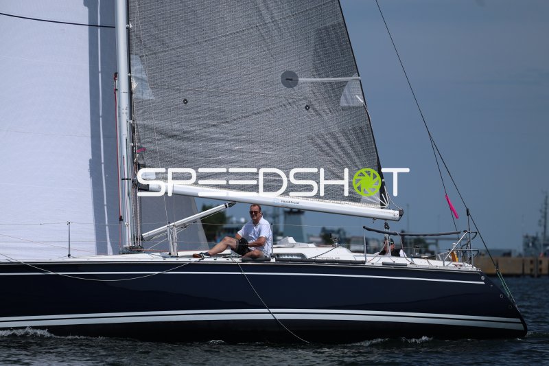 Segelboot mit Sponsor Haus & Grund beim Rennen in Eckernförde