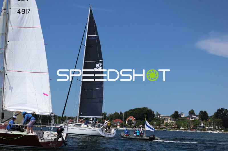Segelboote GER 8595 und GER 4817 beim Rennen im Hafen Eckernförde