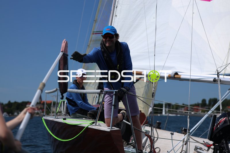 Segler an Bord eines Segelboots im Hafen Eckernförde