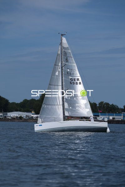 J/88 GER 6988 "Pippa" segelt im Hafen Eckernförde