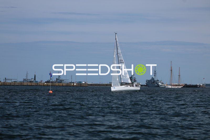 Segelboot GER 5988 vor dem Marinestützpunkt Eckernförde
