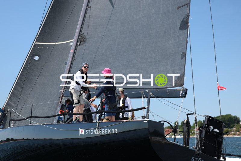 Crew der Störtebeker beim Segeln im Hafen Eckernförde