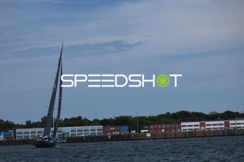 Segelboot im Hafen Eckernförde vor Industriegebäuden