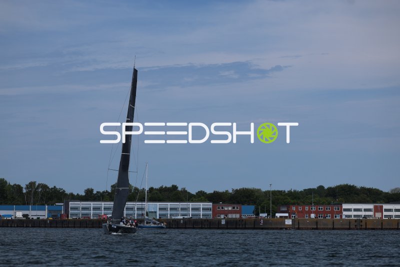 Segelboot mit dunklem Mast im Hafen Eckernförde