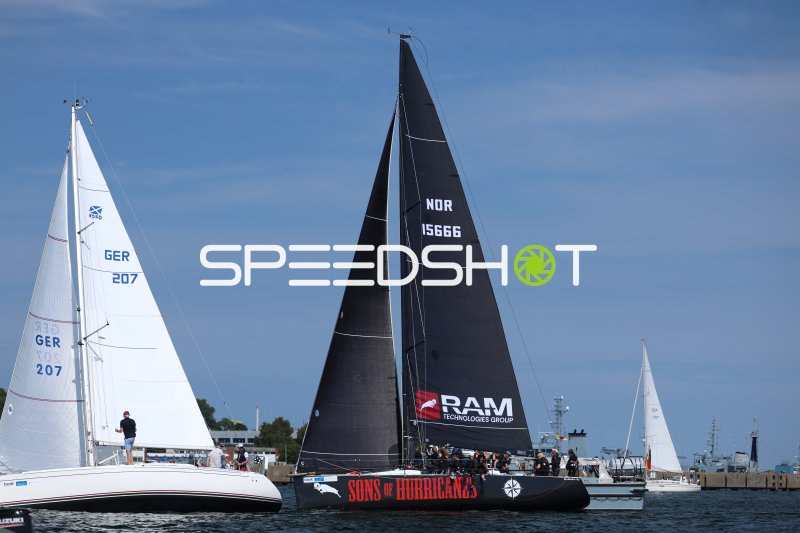Segelregatta im Hafen Eckernförde – Sons of Hurricanes (NOR 15666) im Feld