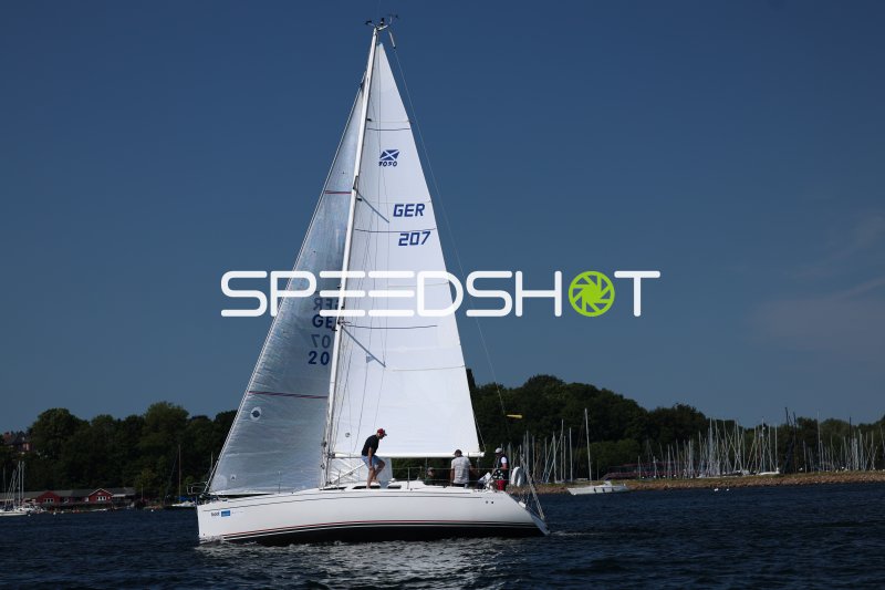 Segelboot GER 207 auf dem Wasser im Hafen Eckernförde