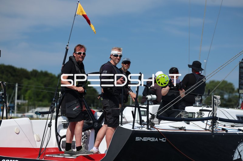 Crew der Sinergia 40 im Hafen Eckernförde vor dem Start