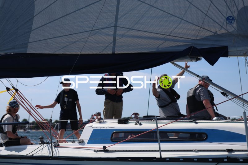 Crew auf X-Yacht beim Segeln im Hafen Eckernförde