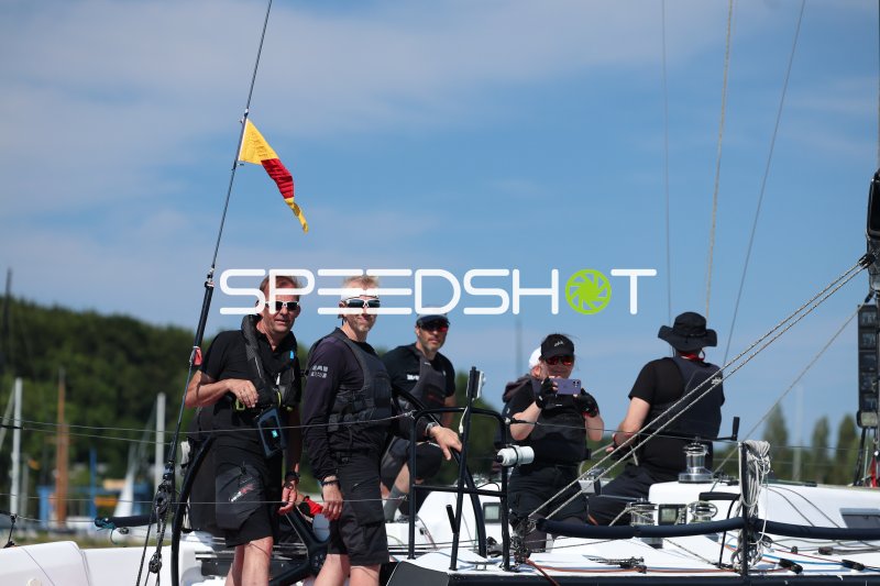 Segelcrew an Deck beim Regattastart in Eckernförde