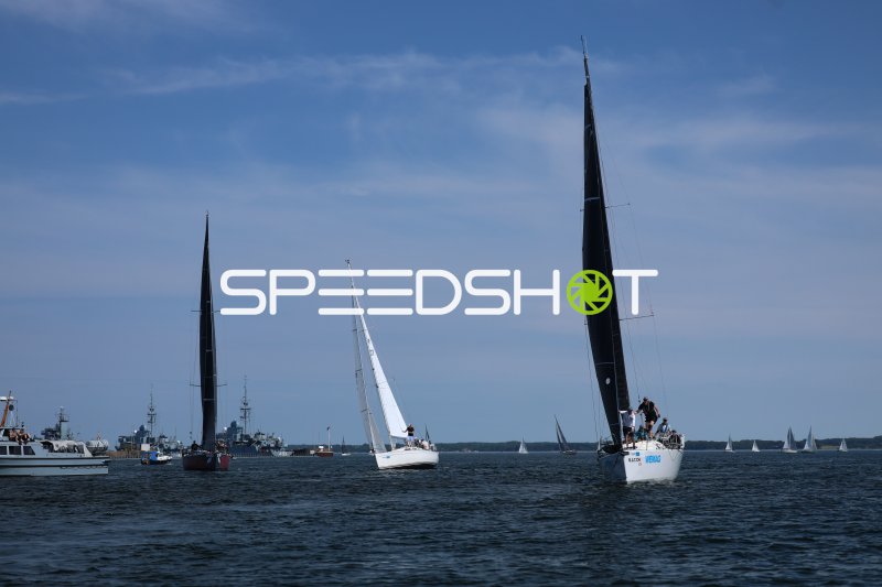 Segelregatta vor Eckernförde mit mehreren Yachten auf der Förde