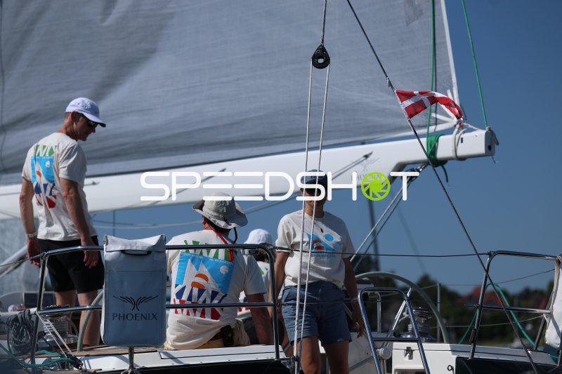 Crew auf Segelboot Phoenix im Hafen Eckernförde