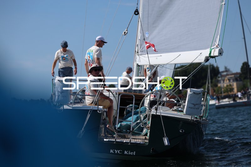 Segelboot KYC Kiel mit Crew beim Segeln in Eckernförde