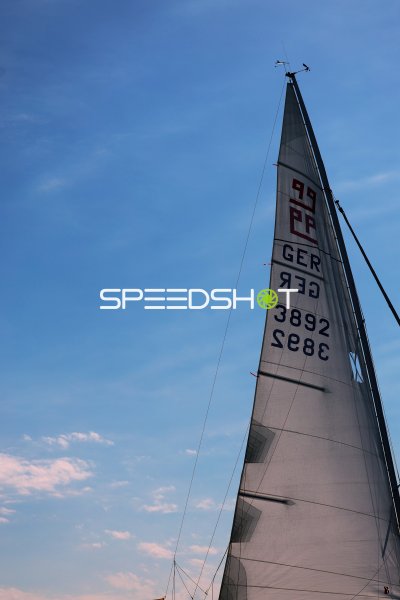 Segelboot GER 3892 mit Großsegel vor blauem Himmel in Eckernförde