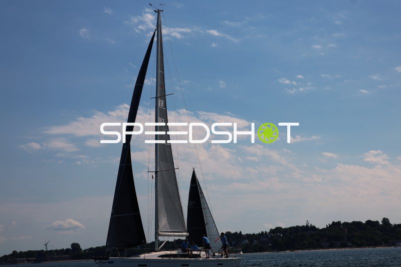 Segelboot mit Crew im Hafen Eckernförde