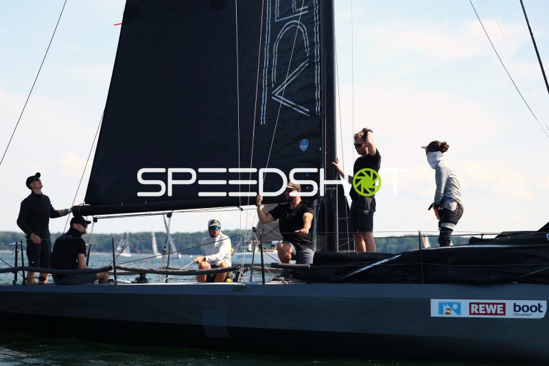 Segelboot-Crew bei Manöver im Hafen Eckernförde