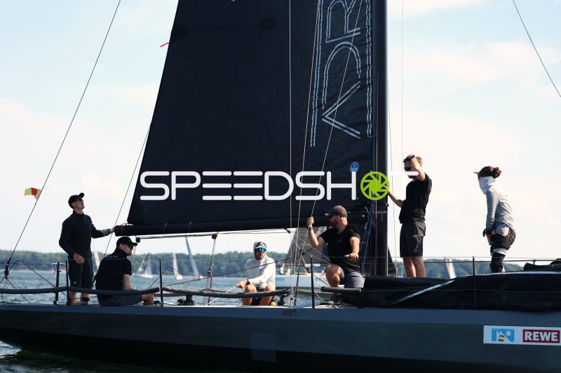 Segelcrew bereitet Rennboot am Hafen Eckernförde vor