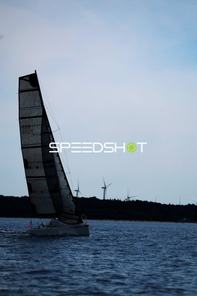 Segelboot im Abendlicht vor Eckernförde mit Windrädern im Hintergrund