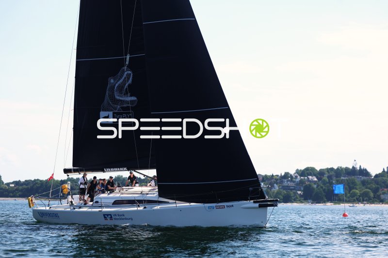 Segelyacht mit schwarzem Großsegel auf der Eckernförder Bucht