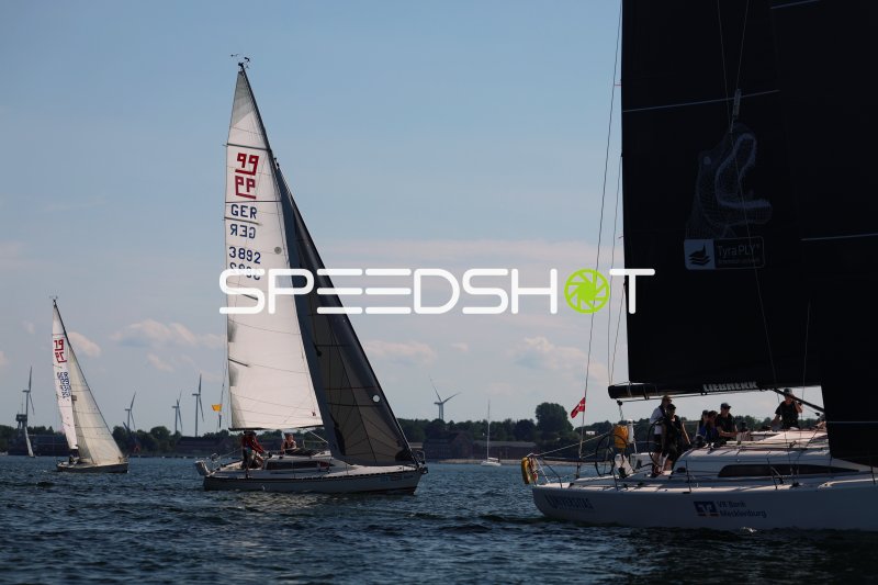 Segelregatta im Hafen Eckernförde mit mehreren Yachten