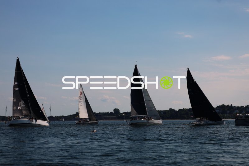 Segelregatta vor Eckernförde – mehrere Yachten im Wettbewerb