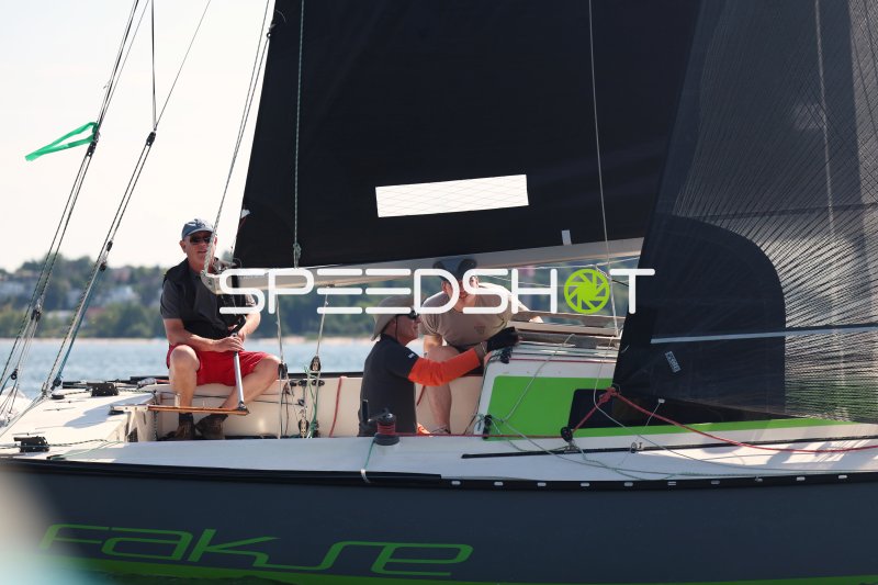 Segelwettbewerb im Hafen Eckernförde mit drei Crew-Mitgliedern