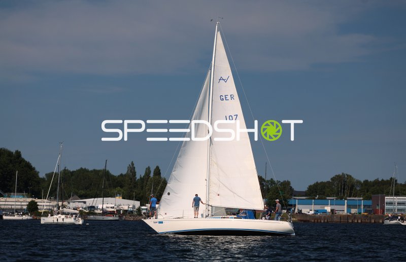 Segelboot GER 107 auf dem Wasser im Hafen Eckernförde