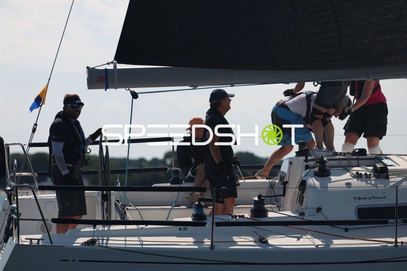 Crew einer X-35 Yacht beim Segeln im Hafen Eckernförde