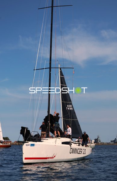 Segelboot DWINGER 20 mit Crew im Hafen Eckernförde