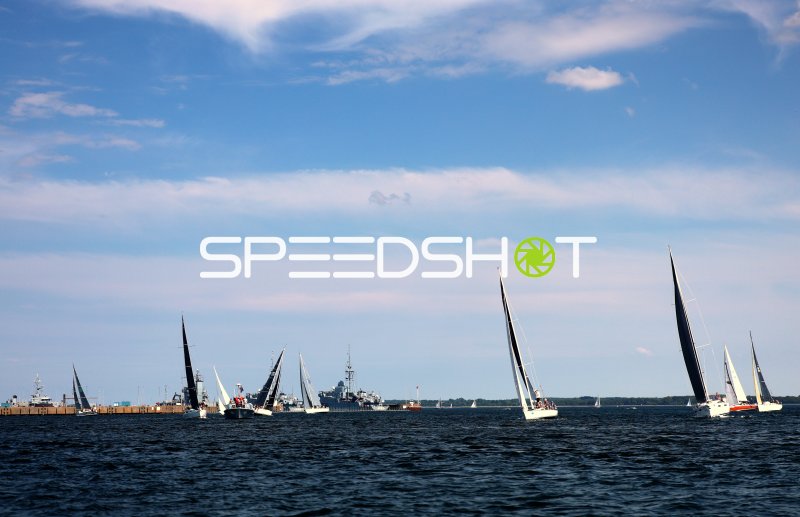 Segelregatta vor dem Hafen Eckernförde mit Kriegsschiffen im Hintergrund