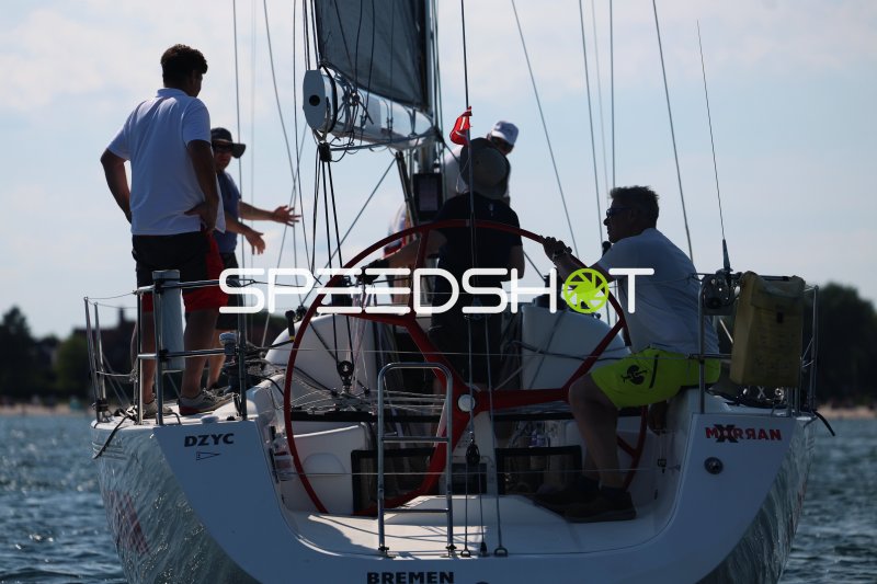 Segelboot MIRRAN (DZYC, Bremen) mit Crew beim Manöver in Eckernförde