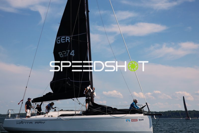 Segelboot MANTA RAY mit Crew bei Regatta im Hafen Eckernförde
