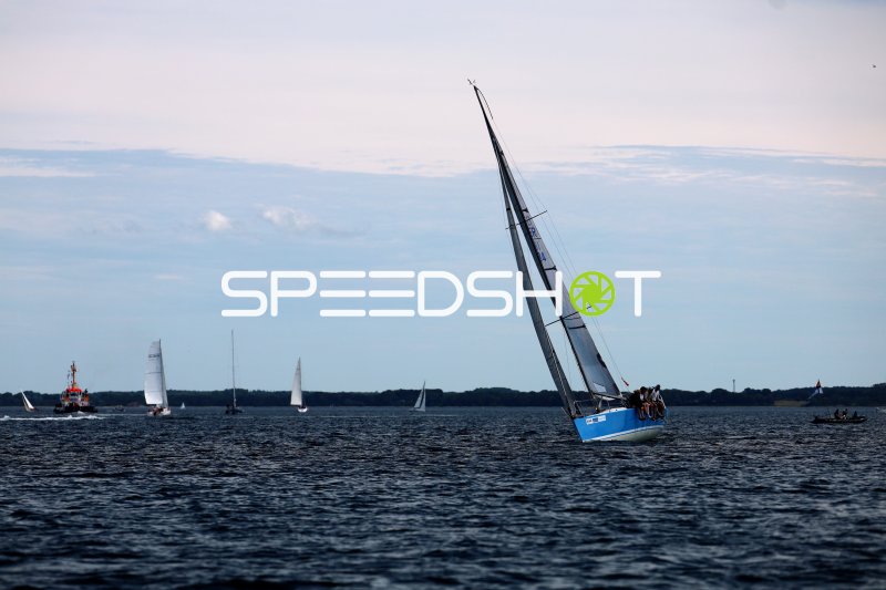 Segelregatta auf der Eckernförder Bucht mit blauem Kielyacht im Vordergrund