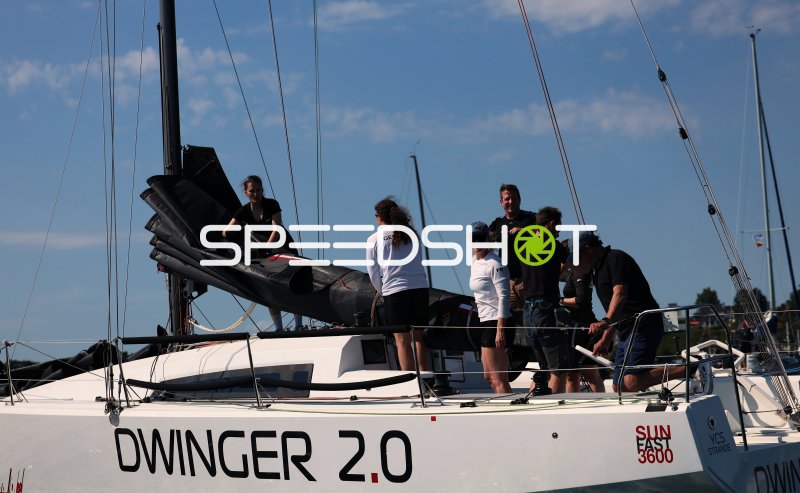 Crew der Dwinger 2.0 beim Segelsetzen im Hafen Eckernförde