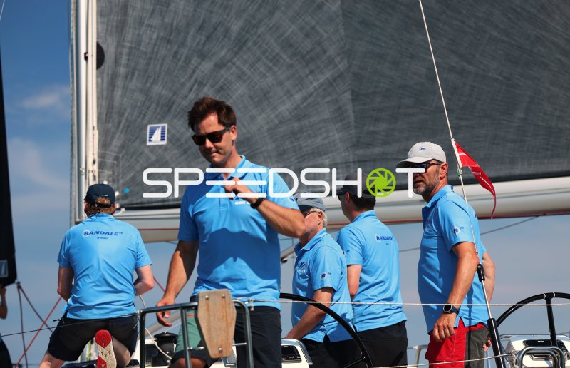 Segelteam bei Vorbereitung im Hafen Eckernförde