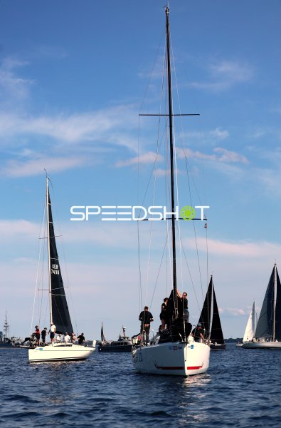 Segelboote im Hafen Eckernförde vor dem Start
