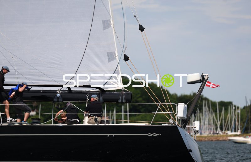 Segelboot im Hafen Eckernförde mit Crew bei Manöver