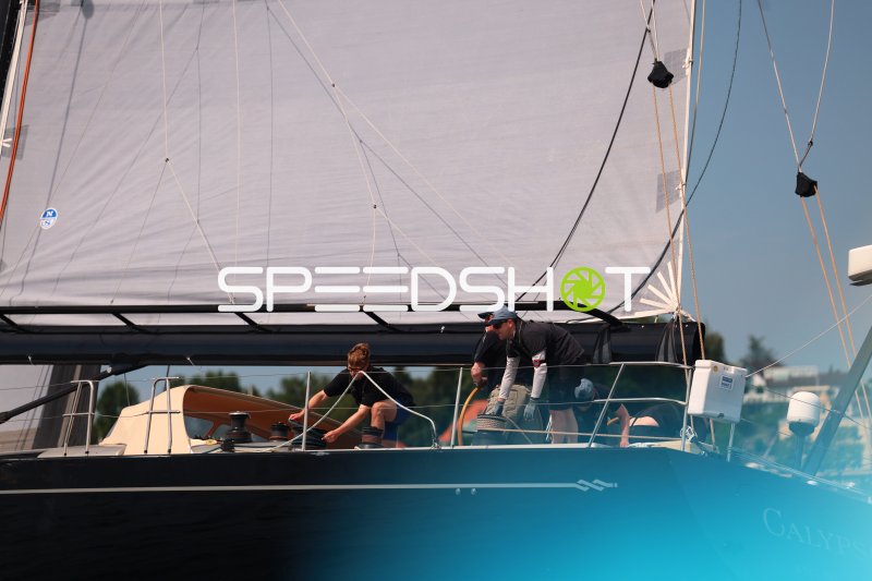 Crew einer Segelyacht bei Vorbereitungen im Hafen Eckernförde