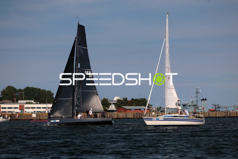 Segelregatta im Hafen Eckernförde mit zwei Yachten