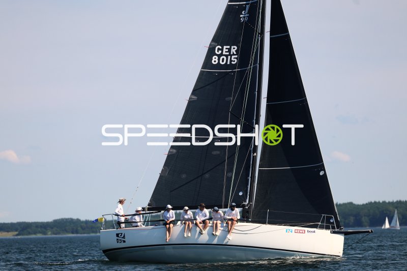 J/99 GER 8015 mit Crew beim Segeln vor Eckernförde