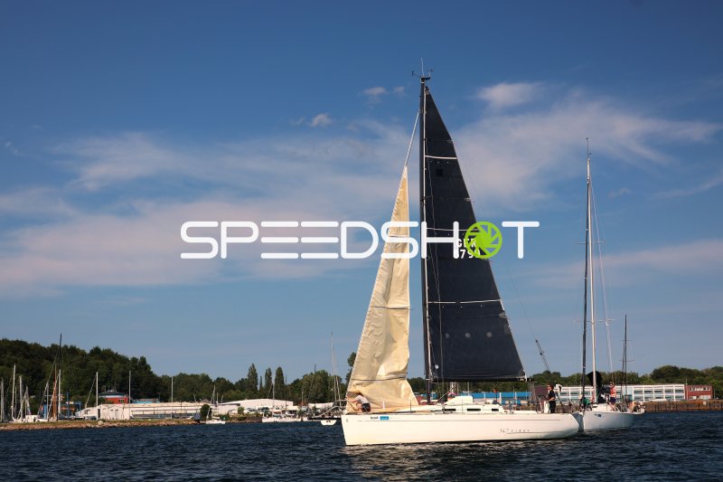 Segelboot GER 8799 auf dem Wasser im Hafen Eckernförde