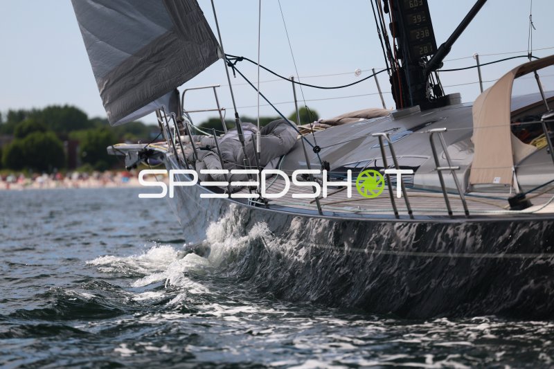 Segelboot bei Regatta im Hafen Eckernförde