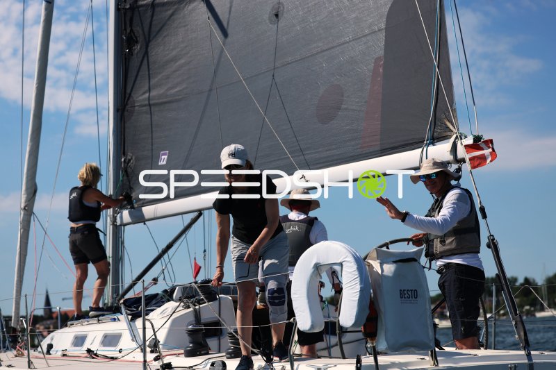 Crew an Deck beim Segeln im Hafen Eckernförde