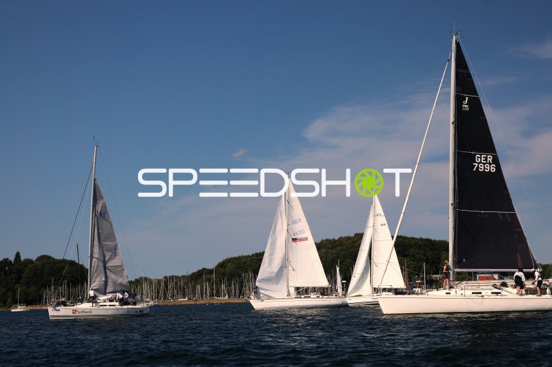 Segelregatta im Hafen Eckernförde – mehrere Yachten auf Kurs
