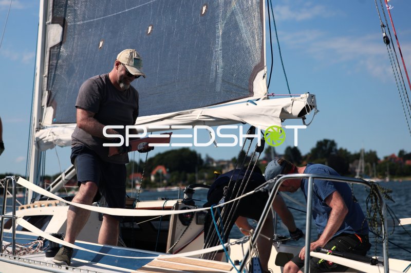 Segler beim Trimmen der Segel im Hafen Eckernförde